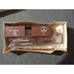 Walthers 932-3104 HO Great Northern 40' Steel Box Car